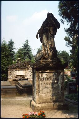 Bild: Grabmal von Joh. Baptist Casanova auf dem katholischen Friedhof in der Dresdner Friedrichstadt