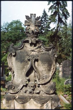 Bild: Blick auf ein Grabstein mit Rokokokartuschen auf dem Neustädter Friedhof in Dresden
