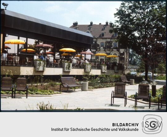Blick auf die Terrasse des Hotel Belvue und auf das anschließende Blockhaus