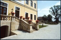 Bild: Blick auf eine Treppenanlage am Altbau des Hotel Bellevue in der Dresdner Neustadt