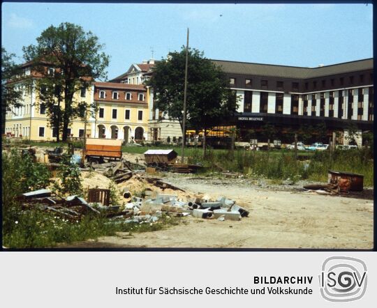 Blick auf das Hotel Bellevue in der Dresdner Neustadt, im Vordergrund liegen Baumaterialien