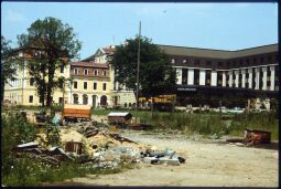 Bild: Blick auf das Hotel Bellevue in der Dresdner Neustadt, im Vordergrund liegen Baumaterialien