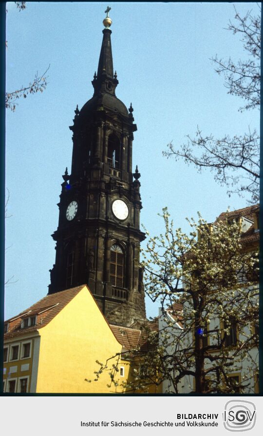 Blick zum Turm der Dreikönigskirche in Dresdner Neustadt