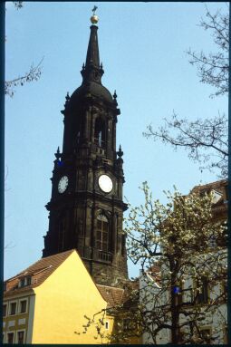 Bild: Blick zum Turm der Dreikönigskirche in Dresdner Neustadt