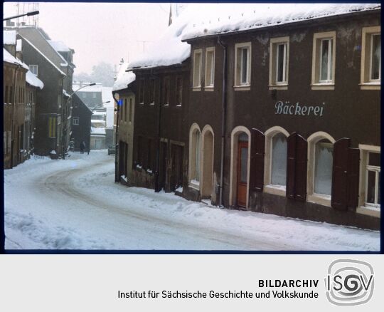 Blick auf eine verschneite Straße in Radeberg