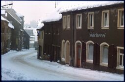 Bild: Blick auf eine verschneite Straße in Radeberg