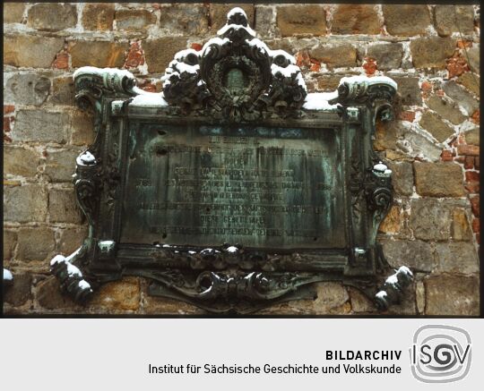 Gedenktafel zur Erinnerung der 800-Jahr-Feier des Hauses Wettin 1888 in der Ruine des Dresdner Schlosses (gestiftet von den Gewerbe- und Handwerker-Vereinen Sachsen)