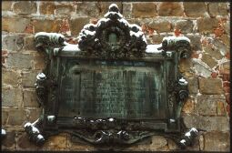 Bild: Gedenktafel zur Erinnerung der 800-Jahr-Feier des Hauses Wettin 1888 in der Ruine des Dresdner Schlosses (gestiftet von den Gewerbe- und Handwerker-Vereinen Sachsen)