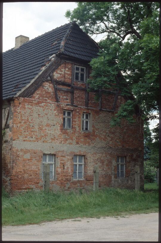 Gebäude mit Krüppelwalmdach in der Dübener Heide