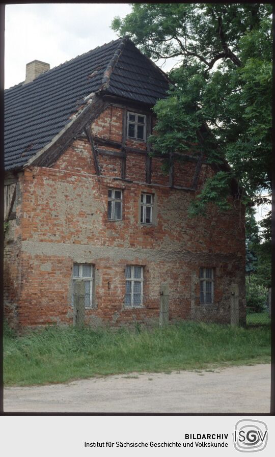 Gebäude mit Krüppelwalmdach in der Dübener Heide