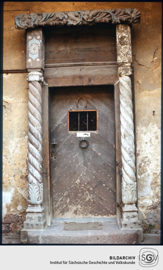 Türe mit zwei gedrehten Säulen und Hufeisen auf der Burg Gnandstein