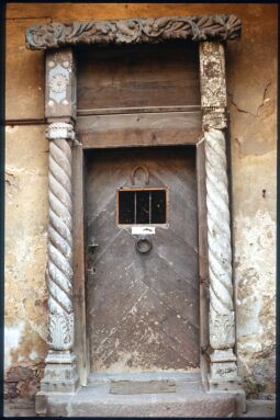 Bild: Türe mit zwei gedrehten Säulen und Hufeisen auf der Burg Gnandstein