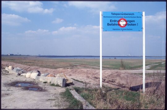 Blick auf die Hochwasserschutzanlage Speicherbecken Borna im Bereich eines ehemaligen Tagebaus