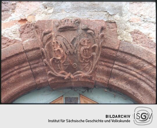 Monogrammstein mit der Jahreszahl 1707 als Abschluss einer Türeinfassung in Rochlitz