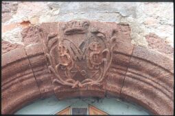 Bild: Monogrammstein mit der Jahreszahl 1707 als Abschluss einer Türeinfassung in Rochlitz