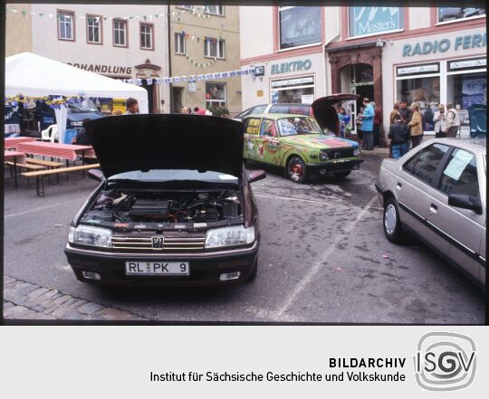Ausgestellte Autos beim Tag der Sachsen in Penig 1995. Der Wartburg wurde von Kindern bemalt.