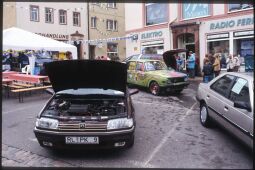 Bild: Ausgestellte Autos beim Tag der Sachsen in Penig 1995. Der Wartburg wurde von Kindern bemalt.