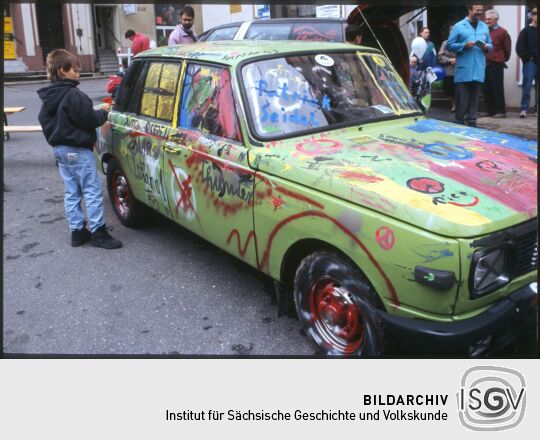 Kinder bemalen beim Tag der Sachsen in Penig einen alten Wartburg, 1995