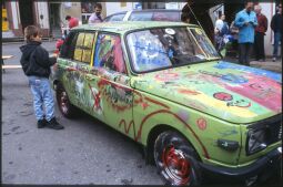 Bild: Kinder bemalen beim Tag der Sachsen in Penig einen alten Wartburg, 1995