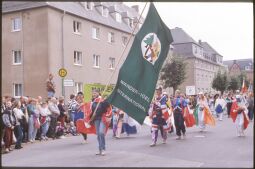 Bild: Festumzug beim Tag der Sachsen 1995 in Rochlitz. (Wander-Igel International)