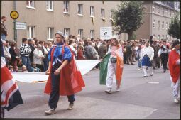 Bild: Festumzug beim Tag der Sachsen 1995 in Rochlitz. (Wander-Igel International)