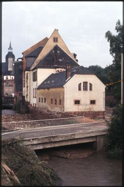 Bild: Blick über den Mühlengraben und die Schlossmühle in Rochlitz.