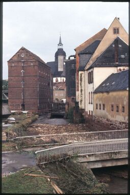 Bild: Blick auf den Mühlgraben und die Schlossmühle in Rochlitz mit den Überresten eines Hochwassers.