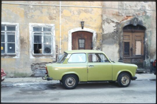 Grüner Trabant vor Gebäude in Freiberg