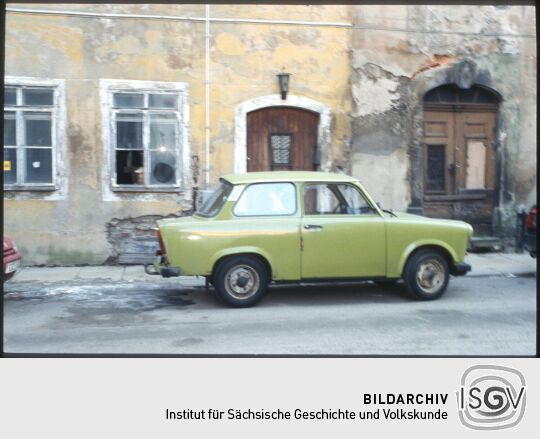 Grüner Trabant vor Gebäude in Freiberg