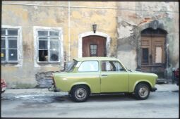 Bild: Grüner Trabant vor Gebäude in Freiberg