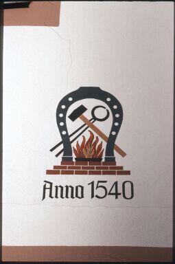 Bild: Wandbild mit Hufeiesen, Hammer, Zange, Feuer und der Jahreszahl 1540 in Freiberg