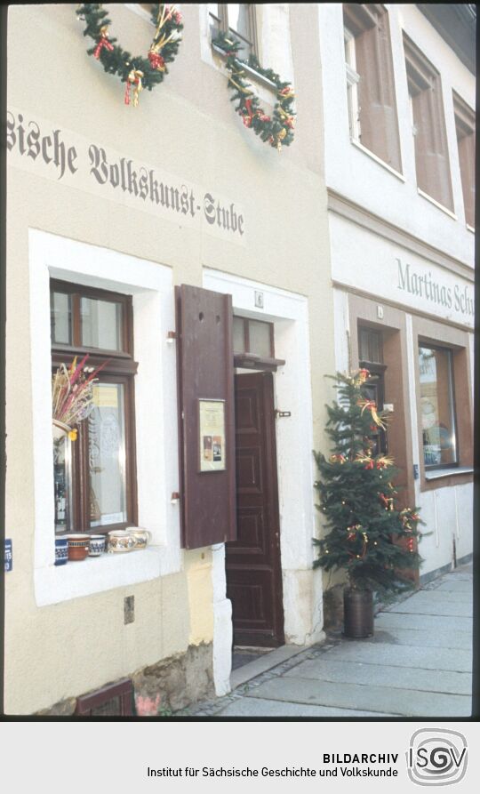 Weihnachtlich geschmücktes Geschäft 'Sächsische Volkskunst-Stube' in Freiberg