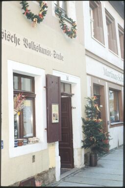 Bild: Weihnachtlich geschmücktes Geschäft 'Sächsische Volkskunst-Stube' in Freiberg