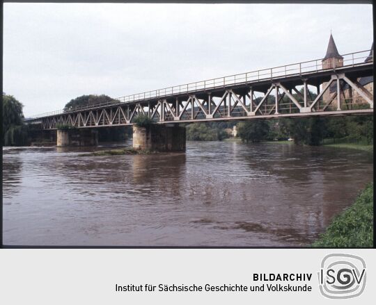 Blick über die Zwickauer Mulde mit der Eisenbahnbrücke zum Schloss Rochlitz