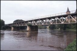 Bild: Blick über die Zwickauer Mulde mit der Eisenbahnbrücke zum Schloss Rochlitz