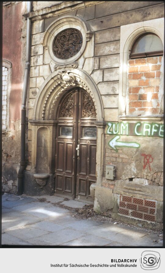 Neorenaissanceportal mit Sitznischen in der Prießnitzstraße in der Dresdner Neustadt, die Fenster des Gebäudes sind zum Teil vermauert