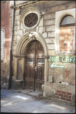 Bild: Neorenaissanceportal mit Sitznischen in der Prießnitzstraße in der Dresdner Neustadt, die Fenster des Gebäudes sind zum Teil vermauert