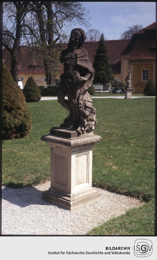 Staute vor Schloss Rammenau