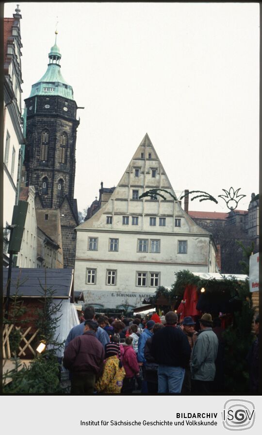 Weihnachtsmarkt am Rathaus in Pirna, im Hinterhrund der Turm von St. Marien