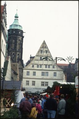 Bild: Weihnachtsmarkt am Rathaus in Pirna, im Hinterhrund der Turm von St. Marien