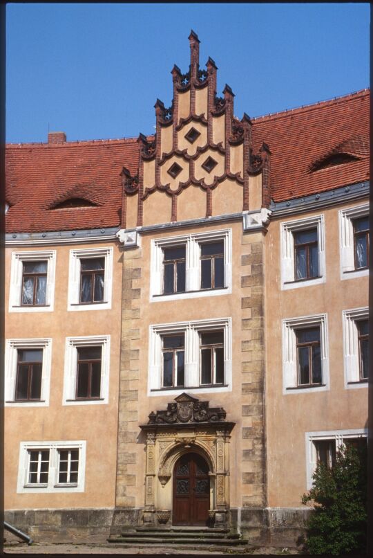 Treppengiebel und Neorenaissanceportal am Schloss Stehla