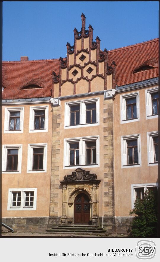 Treppengiebel und Neorenaissanceportal am Schloss Stehla