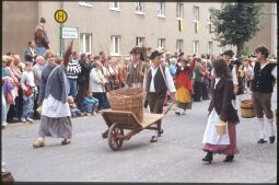 Bild: Festumzug zum Tag der Sachsen in Rochlitz (1995): Teilnehmer in historischen Kostümen