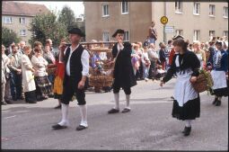 Bild: Festumzug zum Tag der Sachsen in Rochlitz (1995): Teilnehmer in historischen Kostümen