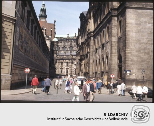 Blick in die Augustusstraße mit Fürstenzug, Georgentor, Katholischer Hofkirche und Ständehaus