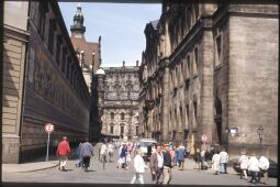 Bild: Blick in die Augustusstraße mit Fürstenzug, Georgentor, Katholischer Hofkirche und Ständehaus