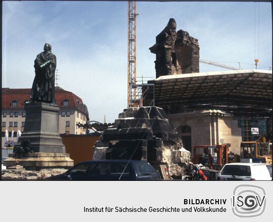 Blick auf die Baustelle zum Wiederaufbau der Dresdner Frauenkirche, mit dem Denkmal für Martin Luther