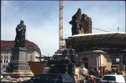 Bild: Blick auf die Baustelle zum Wiederaufbau der Dresdner Frauenkirche, mit dem Denkmal für Martin Luther