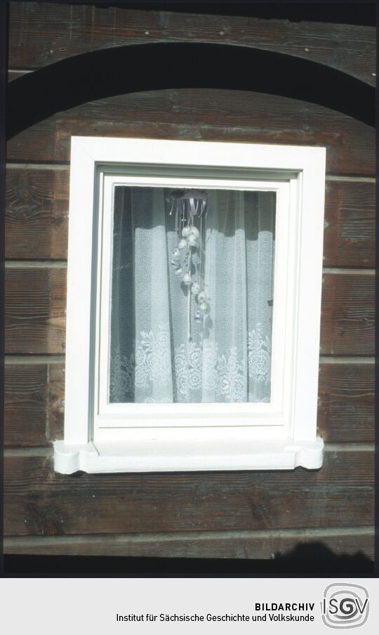 Geschmücktes Fenster eines Umgebindehauses in Ebersbach