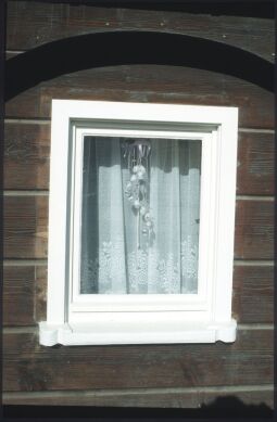Bild: Geschmücktes Fenster eines Umgebindehauses in Ebersbach